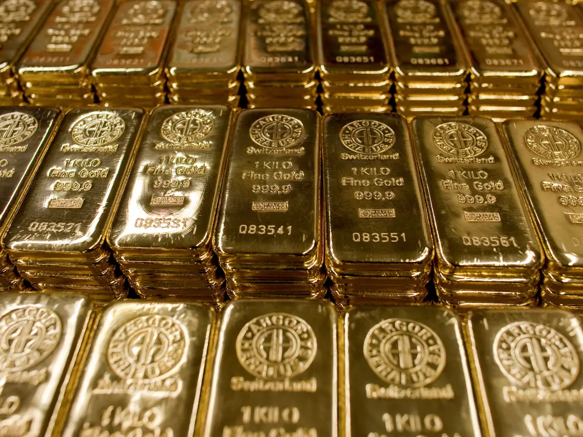 Gold prices hit 1-mth low, copper sinks as risk-off favors dollar