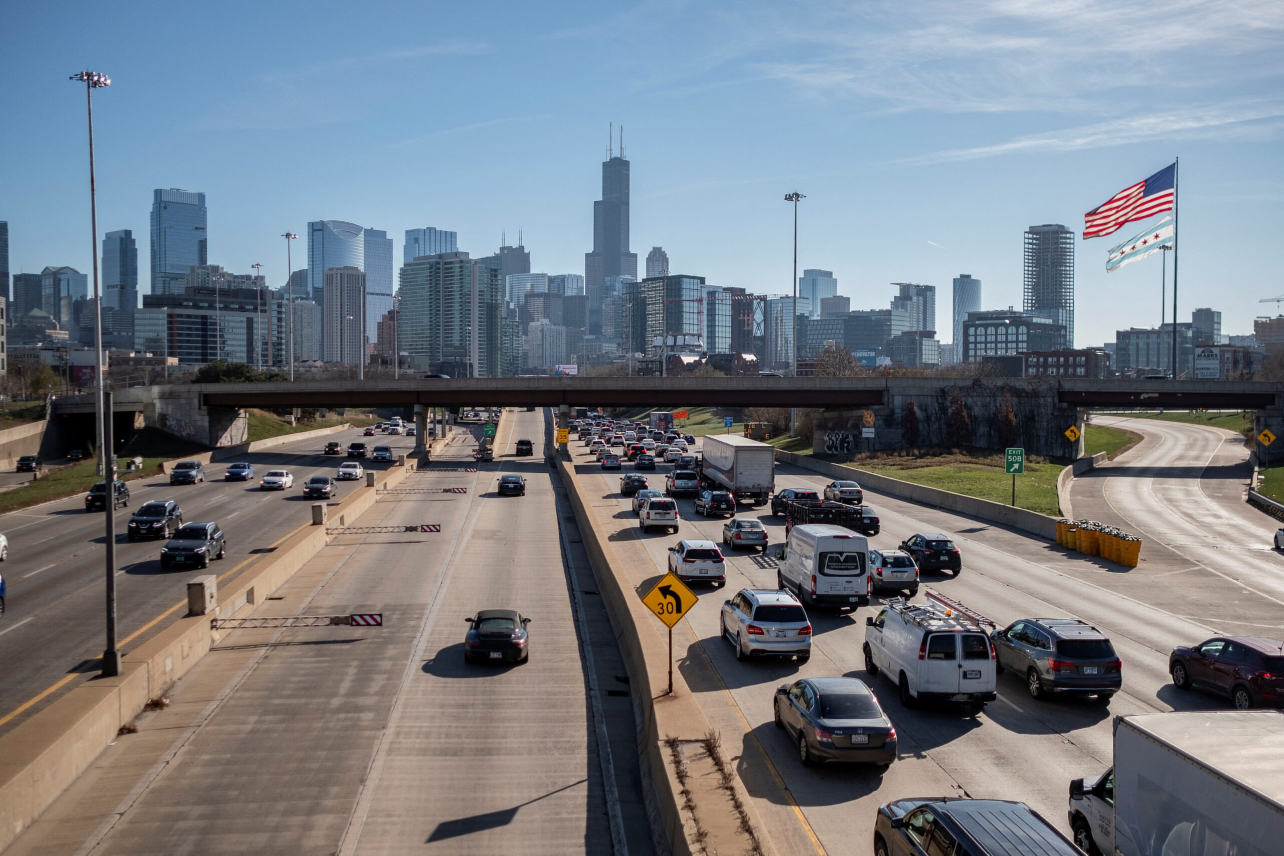 FILE PHOTO: Travelers commute on the I-90 highway ahead of the Thanksgiving holiday in Chicago, Illinois, U.S. November 22, 2022. REUTERS/Jim Vondruska/File Photo