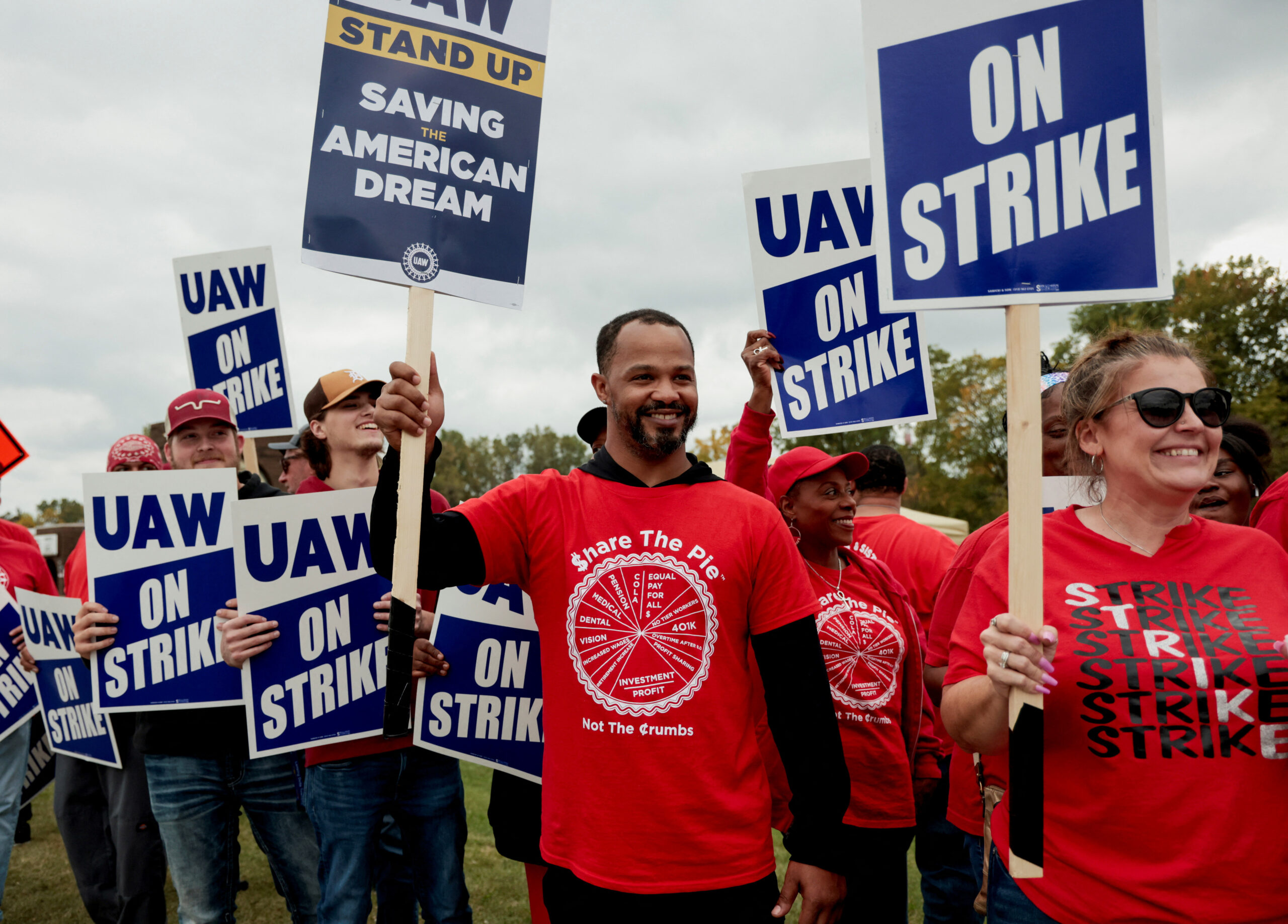 FILE PHOTO: Striking United Auto Workers (UAW) members from the General Motors Lansing Delta Plant picket in Delta Township, Michigan U.S.  September 29, 2023.    REUTERS/Rebecca Cook/File Photo