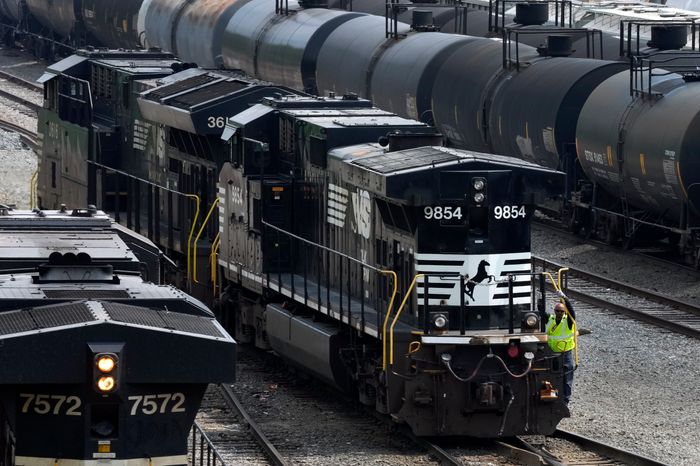 Ancora Holdings-Led Investor Group Targets CEO Ouster with $1 Billion Stake in Norfolk Southern