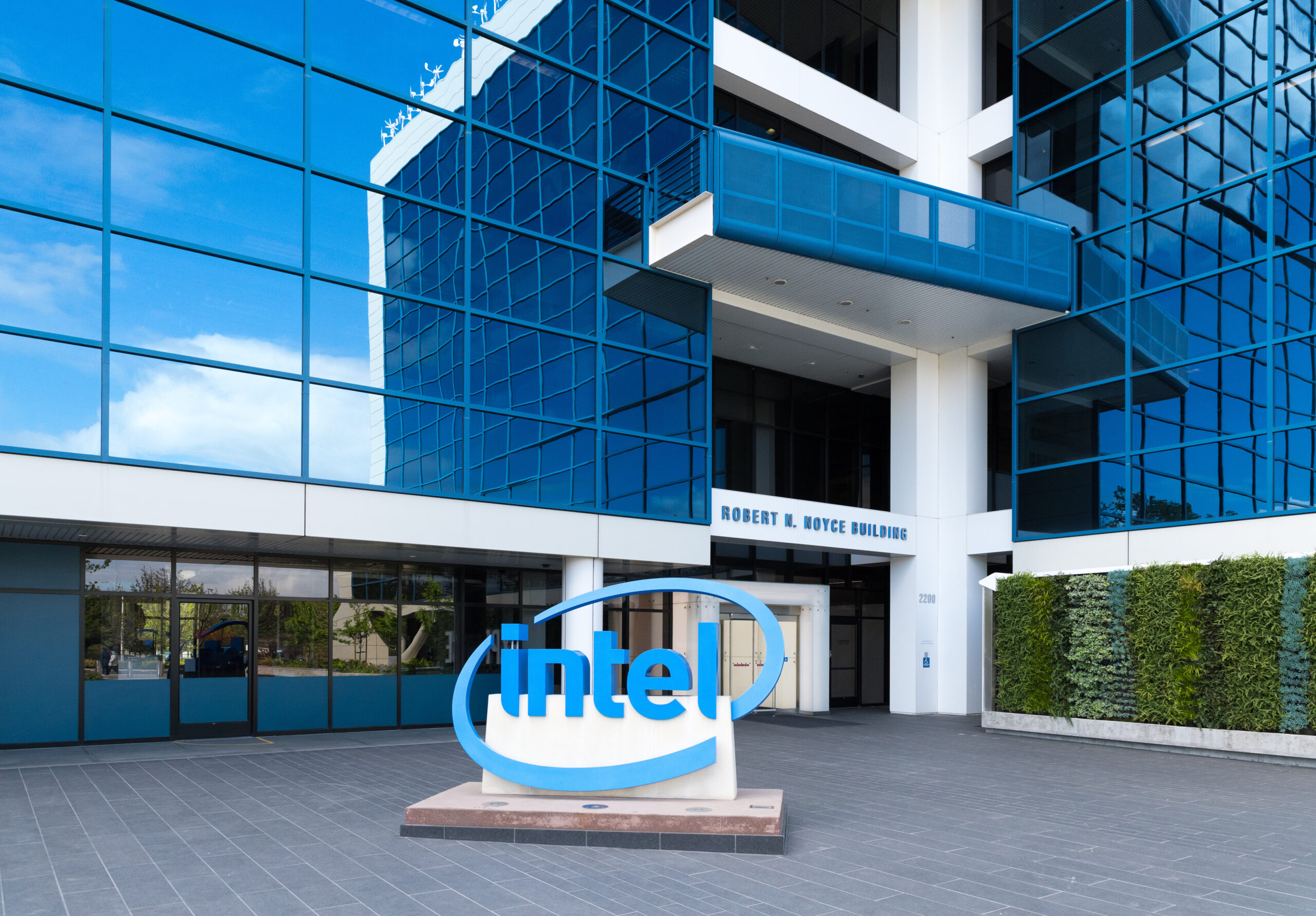 Intel (NASDAQ: INTC) exploring possible sale of networking and edge unit – Per Reuters
