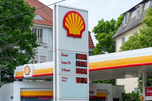 Space and Opportunity, Shell approves C$33 billion LNG Canada expansion